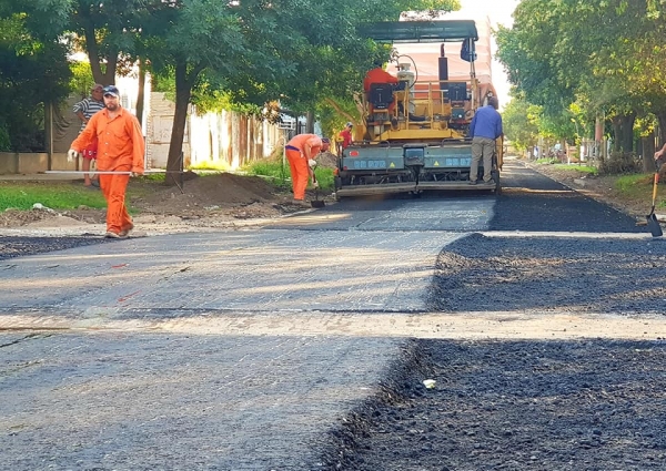 Asfaltando calle Leopoldo Lugones - Villa El Prado