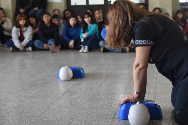 Capacitación de RCP en escuelas secundarias de la ciudad