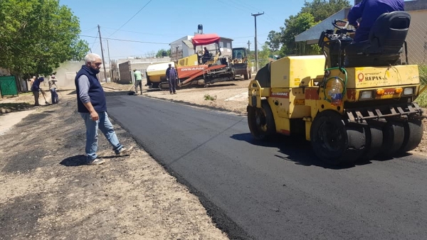 Seguimos asfaltando y haciendo cordón cuneta en Villa Cassini