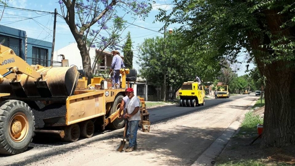 Se continúa trabajando en el asfaltado de calles y cordón cuneta