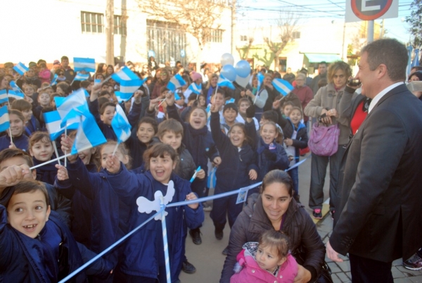 Daniel Cinalli les tomó la Promesa de lealtad a la bandera a alumnos de Bermúdez